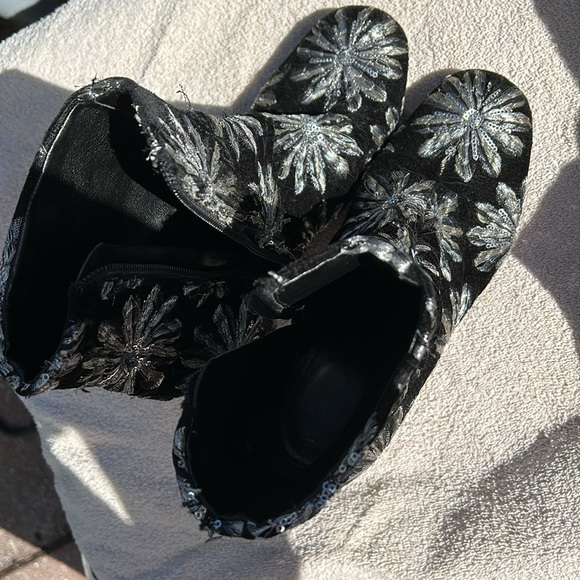 MARC FISHER Womens Silver Fabric Black Embroidered Grazie Booties 7.5 M - Picture 9 of 9